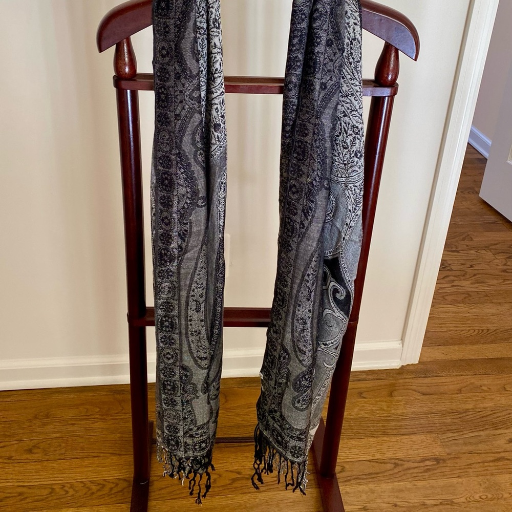 Elegant Scarf in Black and Gray